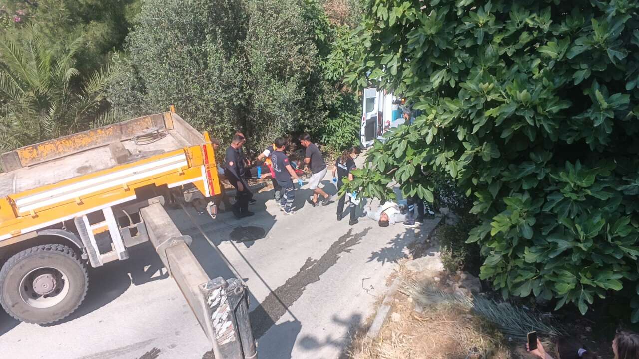 Muğla’da İş Makinesi Devrildi, Kabinde Sıkışan 2 Kişi Kurtarıldı 3